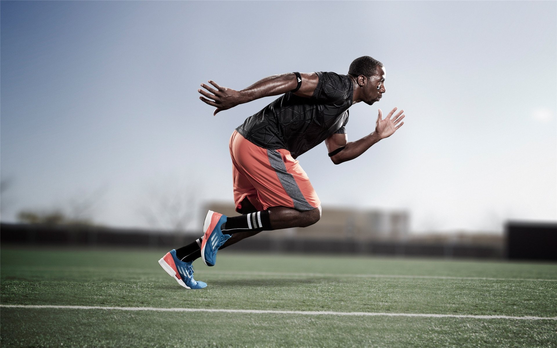 轻艇马拉松鸣枪,选手湖中竞风流,赛艇马拉松