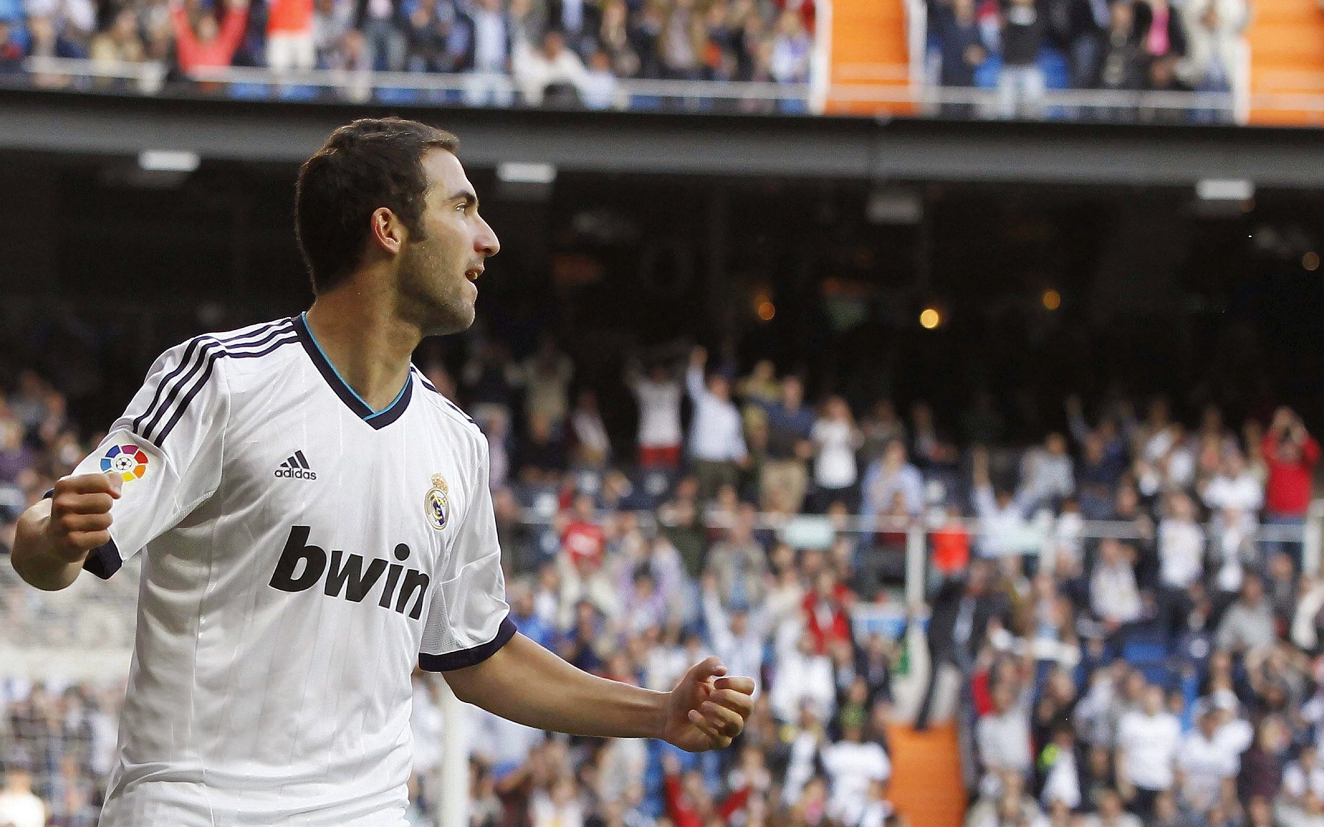 简:迅猛的跑动和精准的射门能力,使他成为全黑队的攻击利器